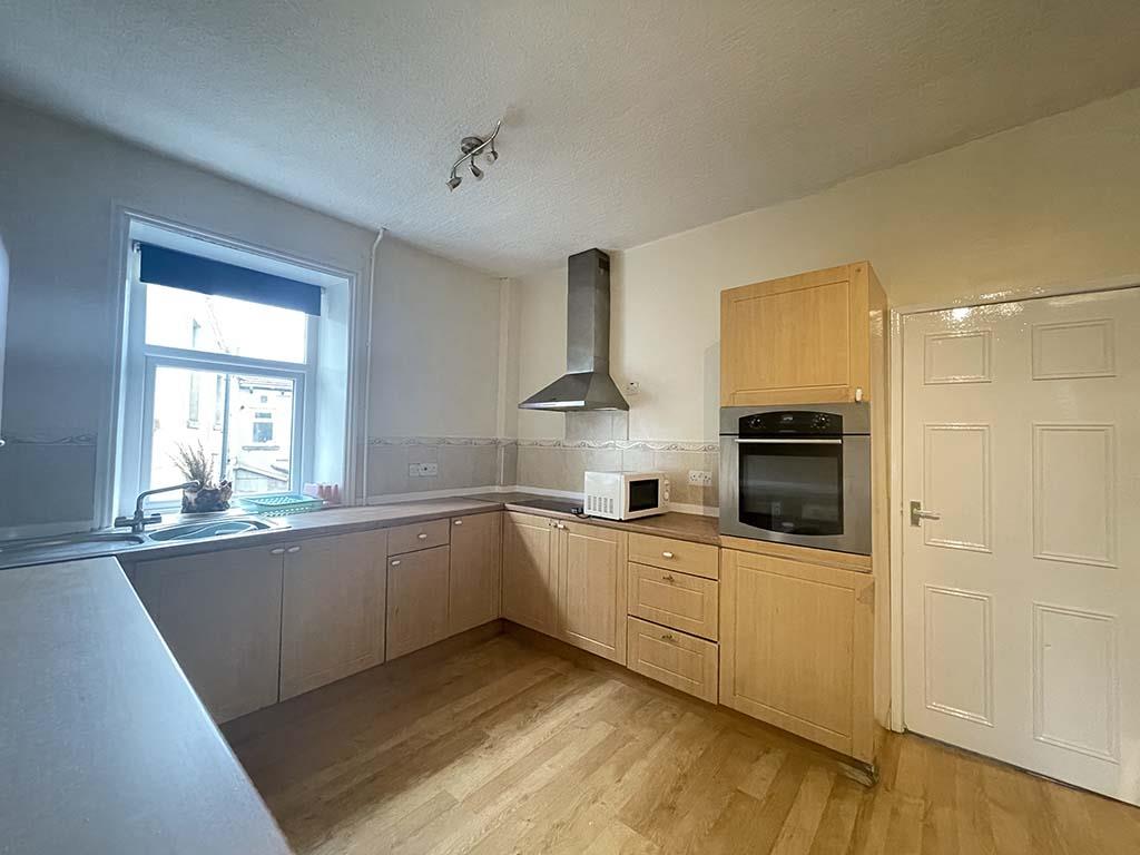 4 bedroom flat To Let in Barnoldswick - Kitchen